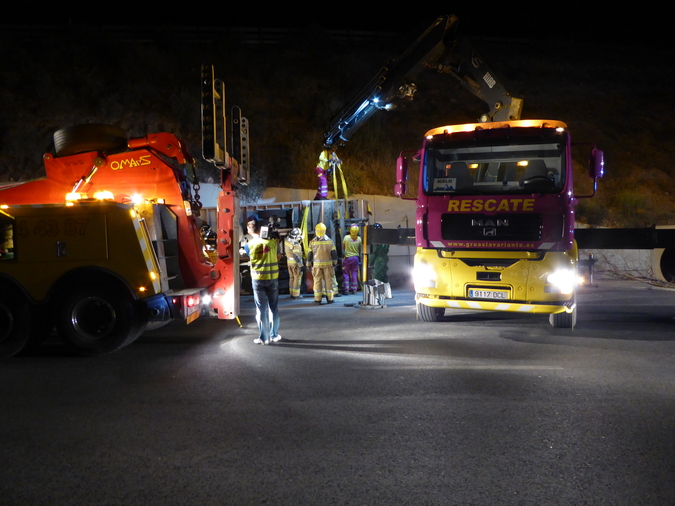 img/galeria/intervenciones2016/02.05.2016 Vuelco de Camion con Mercancias Peligrosas MU-30/P1000221JPG.jpg